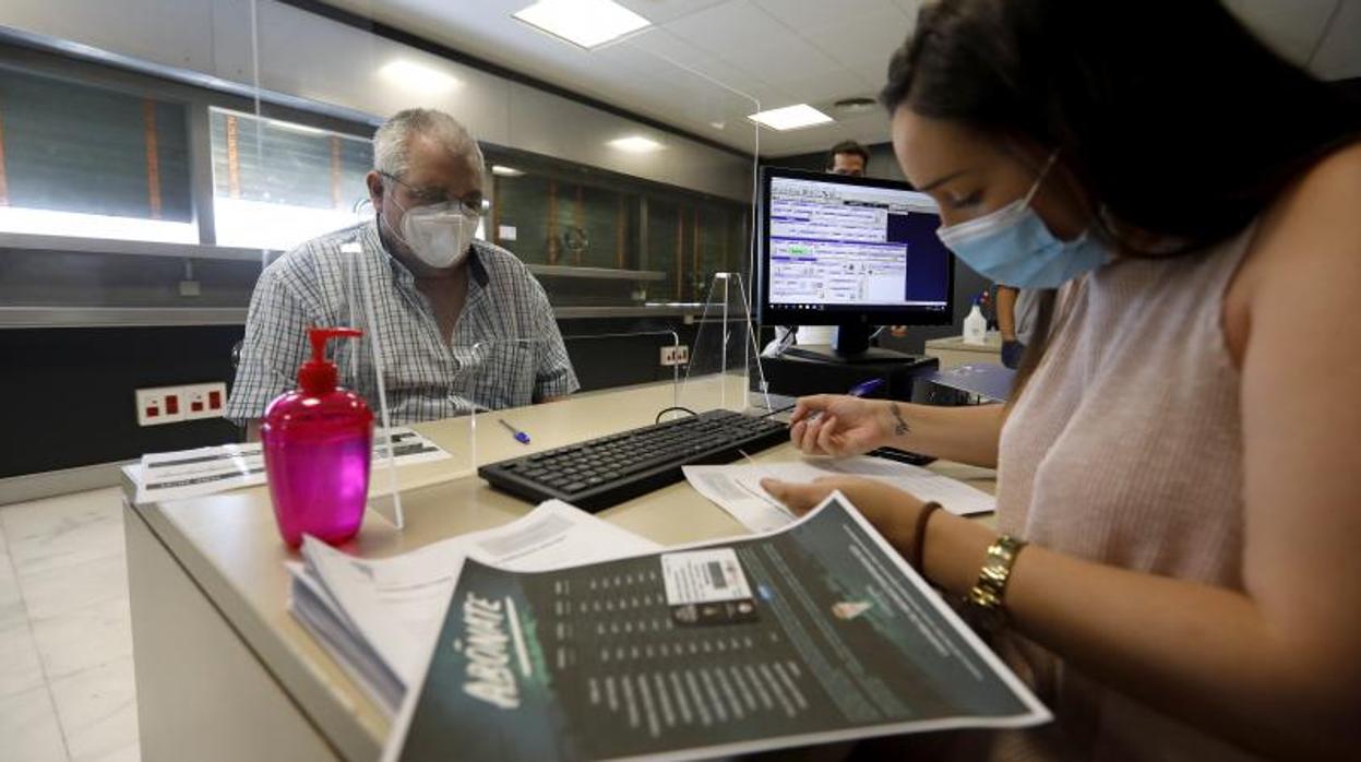 Un seguidor, sacándose su abono de la próxima temporada