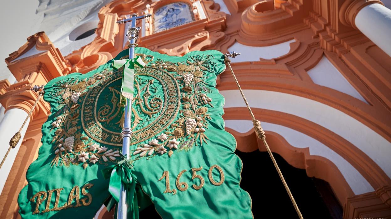 Simpecado de la Hermandad de Pias a las puertas de la Parroquia de la Asunción, en su peregrinación extraordinaria de 2019