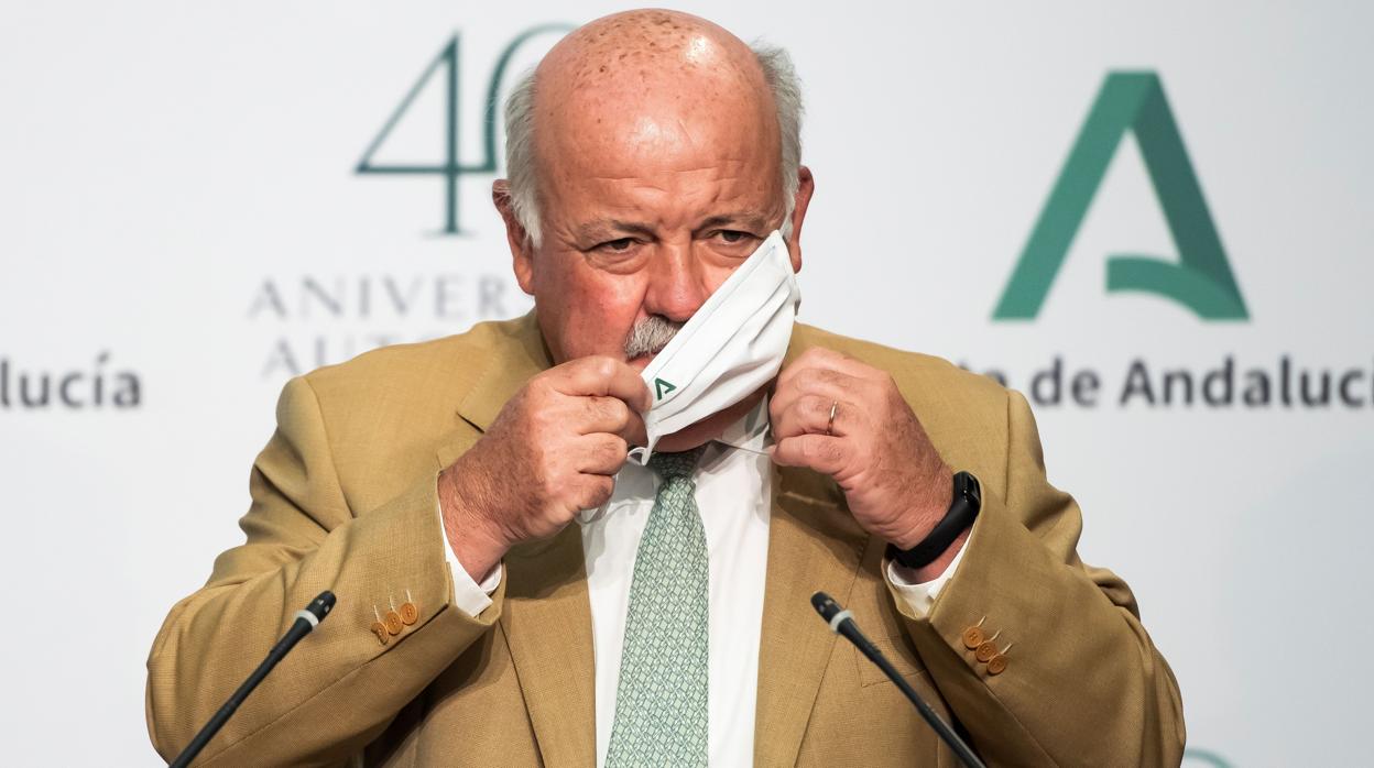 El consejero de Salud, Jesús Aguirre, con una mascarilla