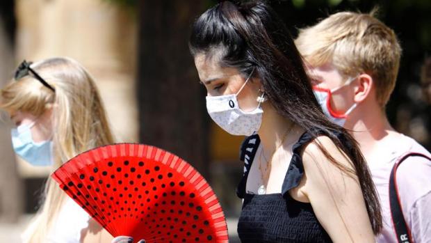 Mascarillas en Andalucía: ¿Es obligatoria llevarla en la playa? ¿y en los bares?