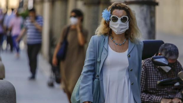 Multa de 100 euros por no llevar mascarilla en Andalucía a partir de este miércoles