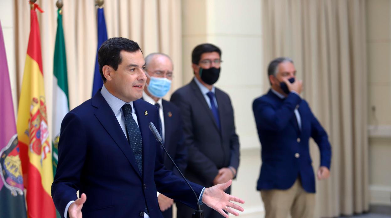 El presidente de la Junta de Andalucía, Juanma Moreno, junto al alcalde de Málaga, Francisco de la Torre, Juan Marín y Elías Bendodo, en el homanje a José María Martín Carpena en Málaga