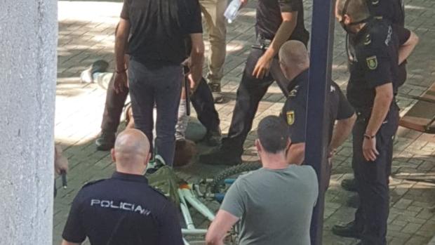 Un magrebí ataca a un policía en la Comisaría de Málaga con un martillo gritando «¡viva el Daesh!»
