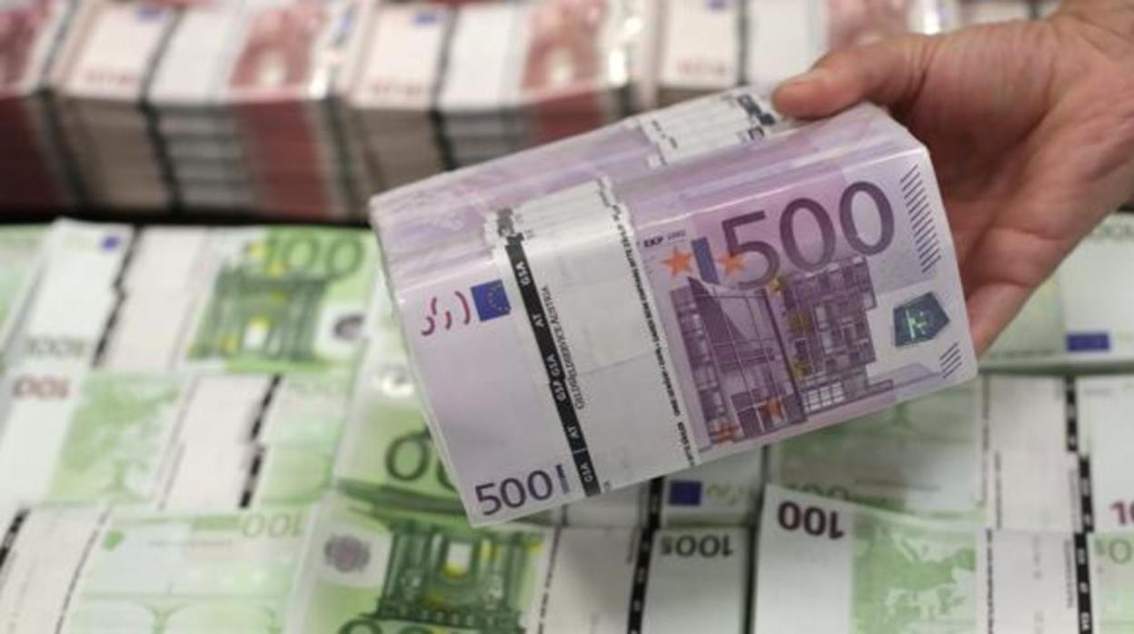 Fajos de billetes de euros