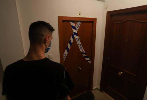 La puerta del domicilio precintada ayer noche