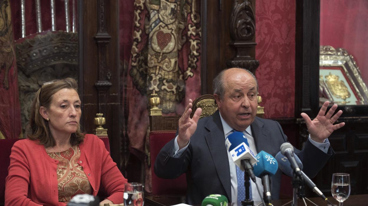 Torres Hurtado, en su etapa de alcalde junto a la edil de Urbanismo Isabel Nieto