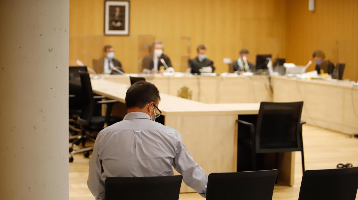 El alcalde de Encinas Reales, Gabriel González (PSOE), durante el juicio celebrado hace dos semanas