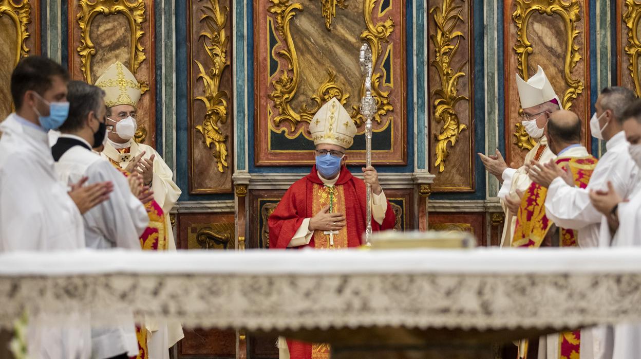 El obispo electo de Huelva, Santiago Gómez, tras tomar posesión