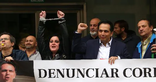 El extrabajador con el puño en alto durante una manifestación de apoyo a su causa en los juzgados