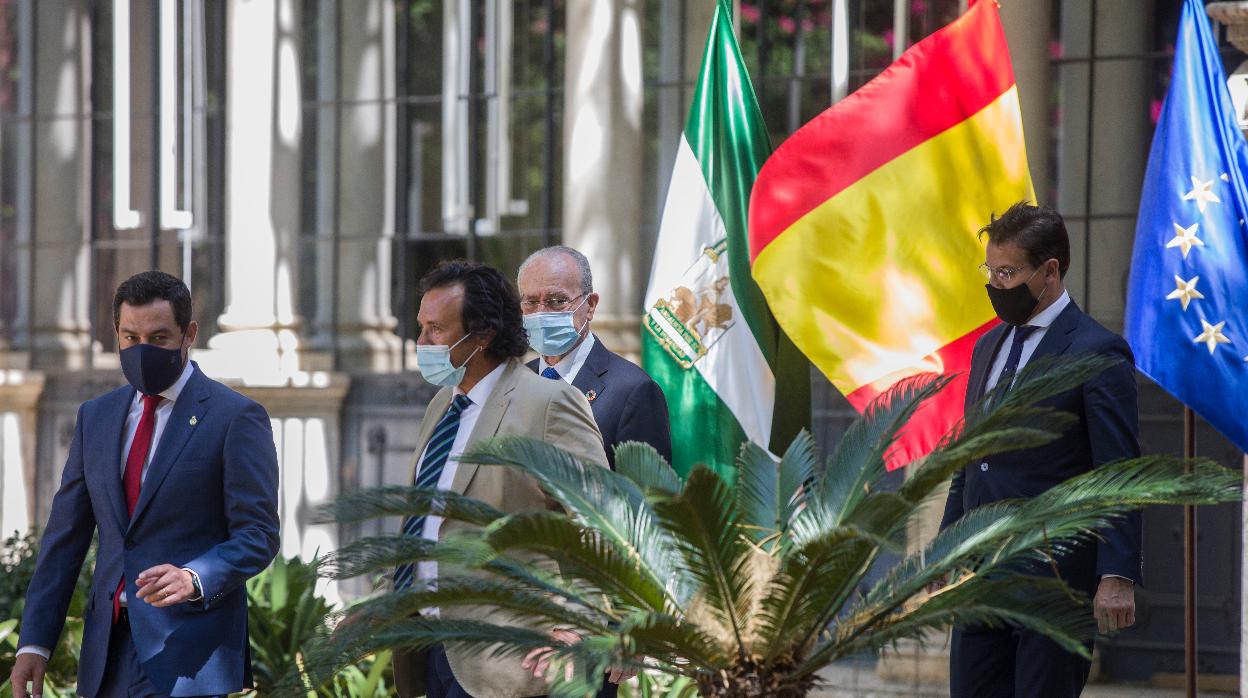 El presidente de la Junta, Juanma Moreno, reunido hoy en San Telmo con los alcaldes de las capitales andaluzas