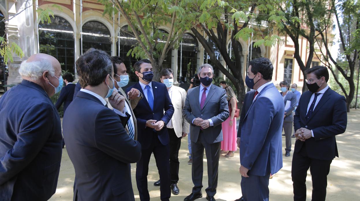 Corrillo del presidente de la Junta con los ocho alcaldes de las capitales y el consejero de salud. Raul Doblado