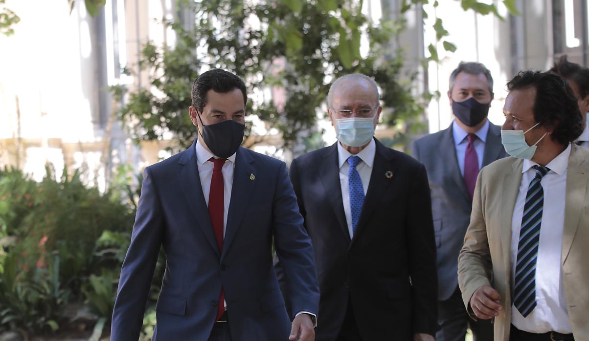 El presidente de la Junta, Juanma Moreno, junto a los alcaldes este pasado lunes