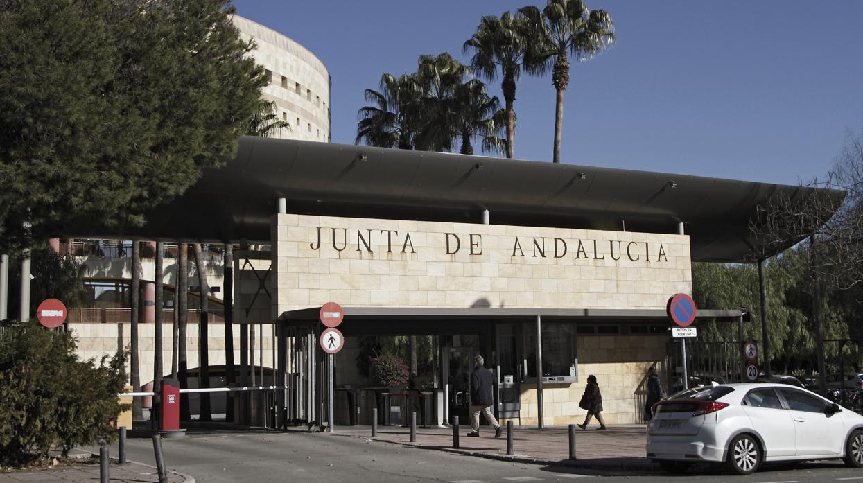 Sede de consejerías de la Junta de Andalucía en Torre Triana
