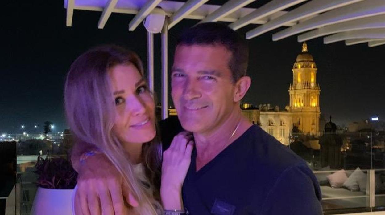 Antonio Banderas y Nicole Kimpel con la Catedral de Málaga al fondo