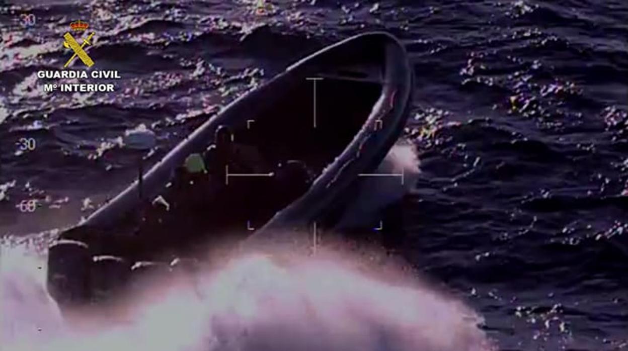 Imagen de archivo de una narcolancha durante una persecución de la Guardia Civil