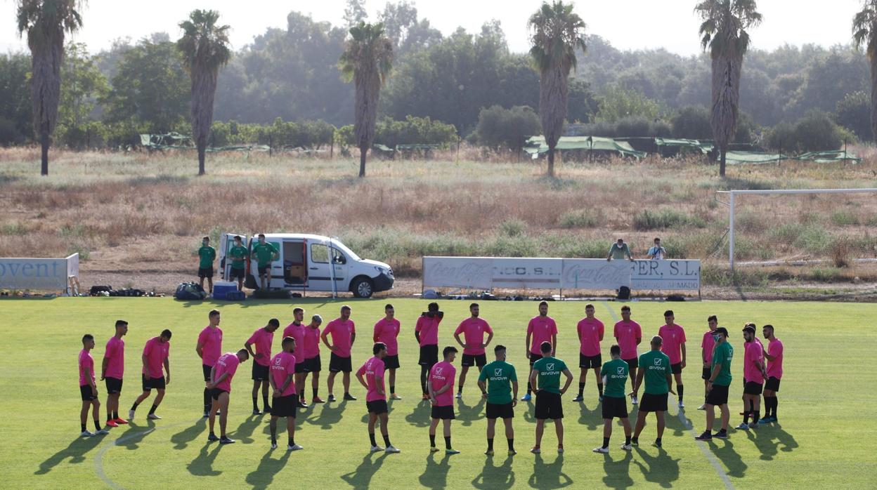 La plantilla del Córdoba CF en la primera sesión de entrenamiento de la pretemporada