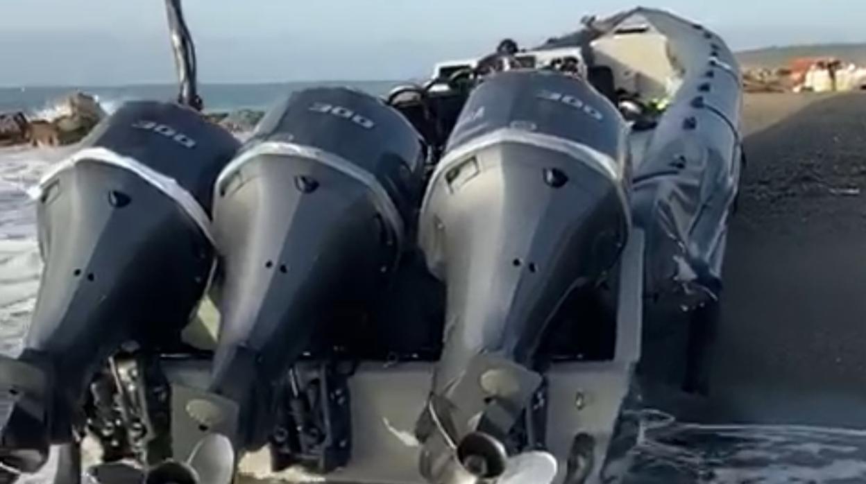 Imagen de la narcolancha intervenida en Sotogrande y junto a la cual apareció el cadáver