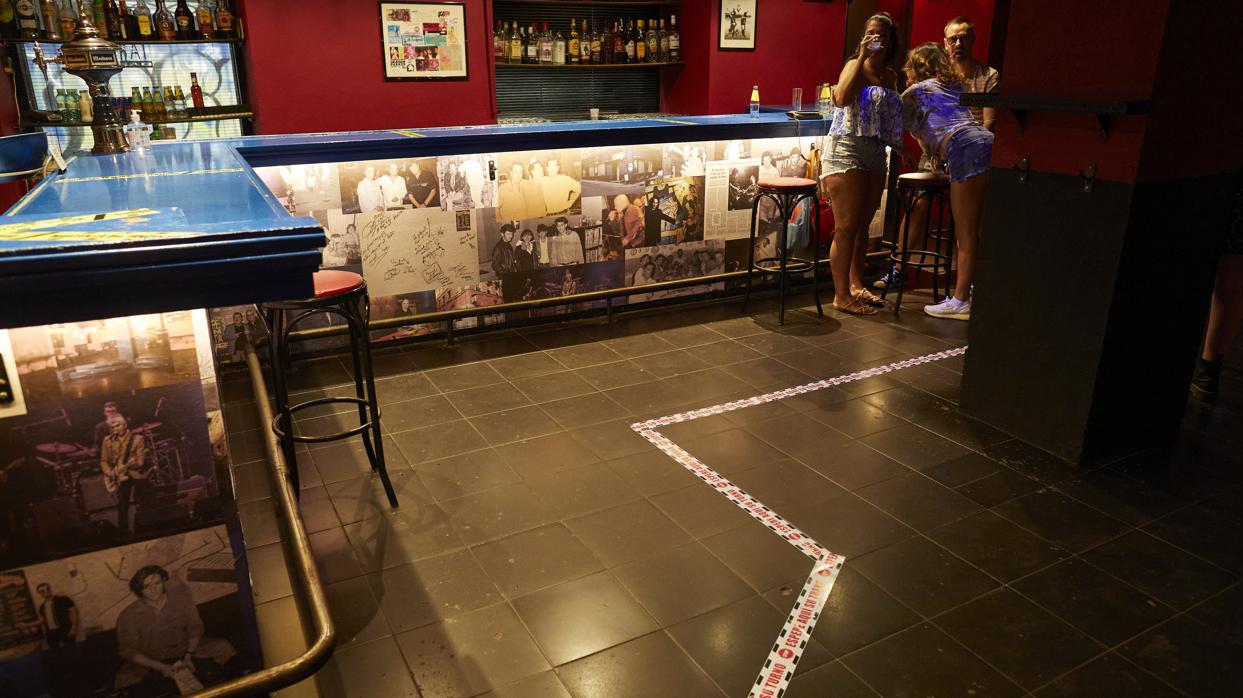 Un bar de copas con medidas de seguridad