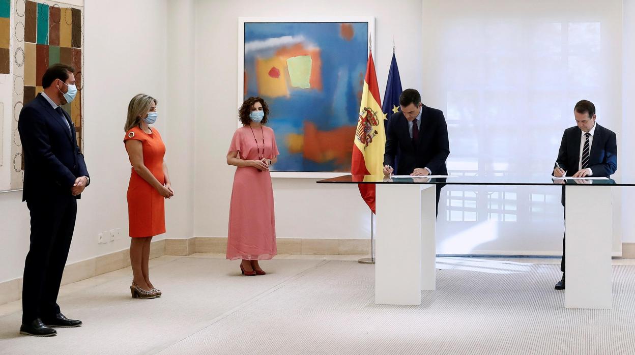 Pedro Sánchez durante la firma del acuerdo entre el gobierno y la Federación de Municipios y Provincias