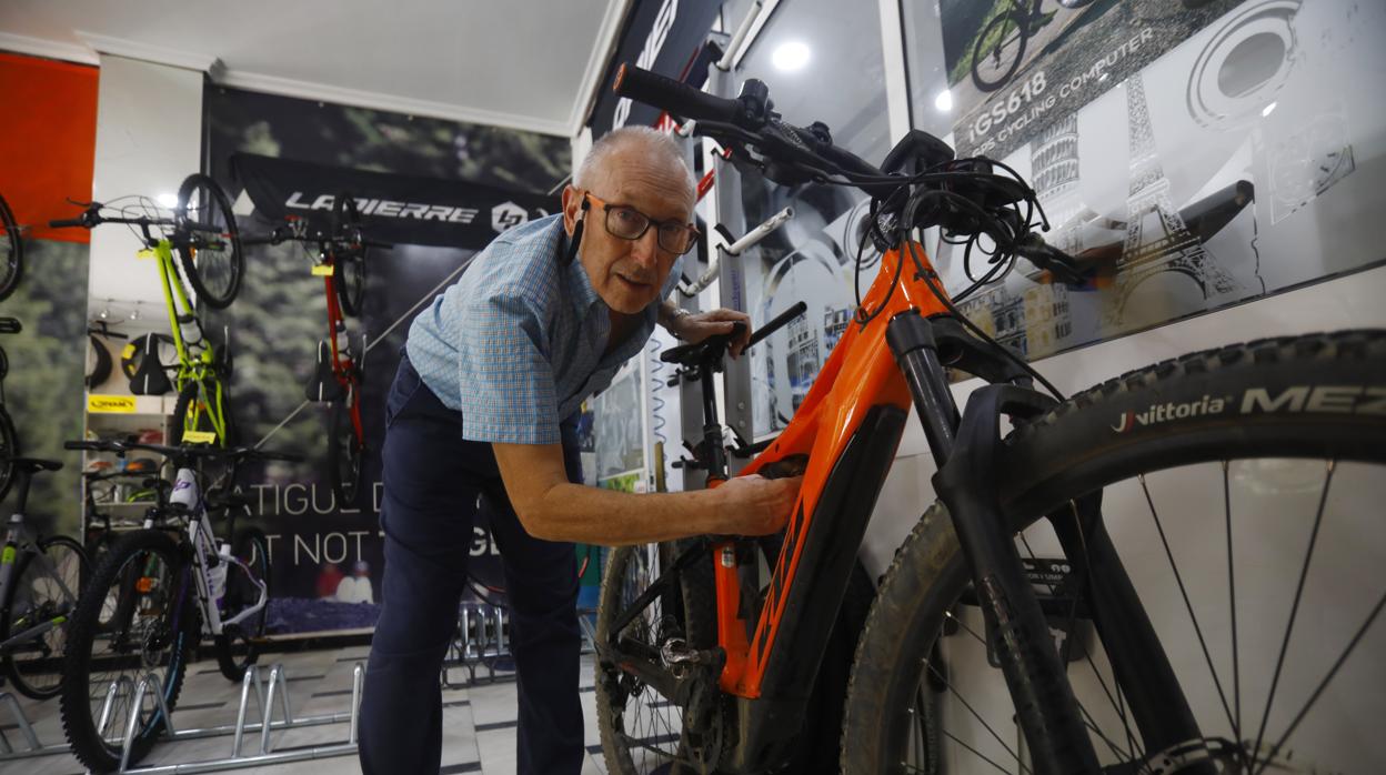 Manuel Fernández es el dueño de una tienda de bicis en Tomás de Aquino