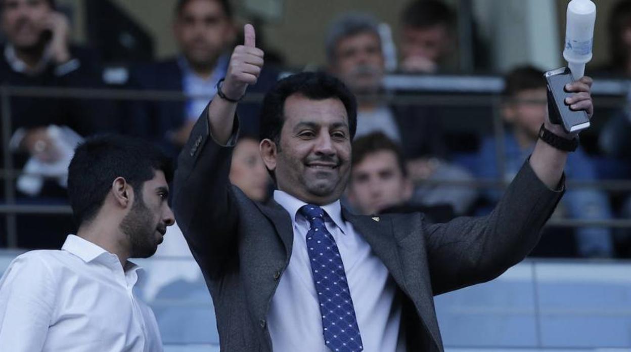 El jeque Al-Thani en el palco de La Rosaleda