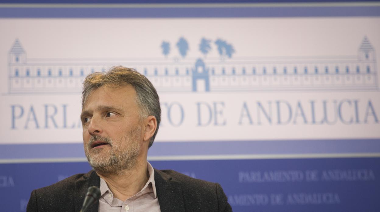 El portavoz del Grupo Parlamentario Socialista, José Fiscal, durante una comparecencia en rueda de prensa