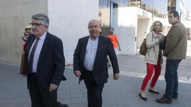 Acusación popular pide cuatro años y medio de cárcel para el exalcalde de Granada
