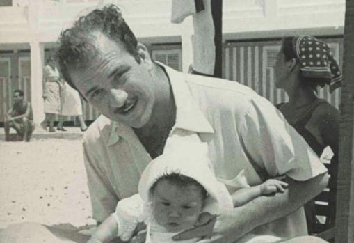 Rafael de La-Hoz con su hija en la playa