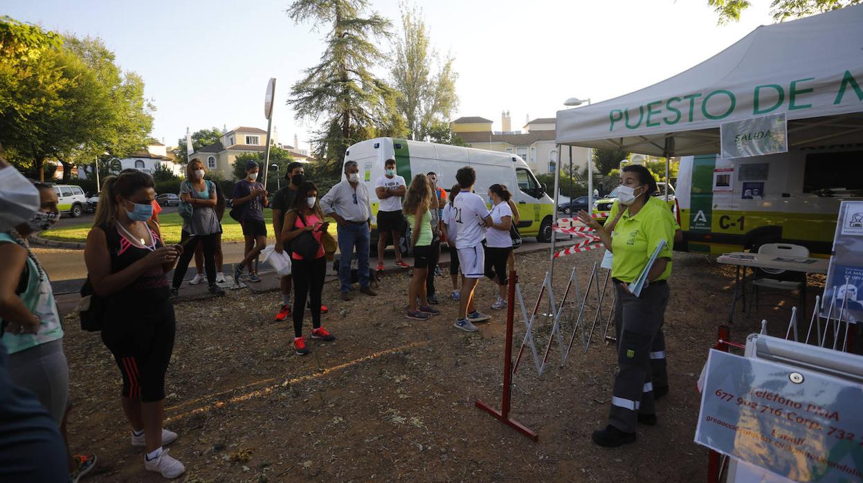 Varios voluntarios frente al puesto de mando
