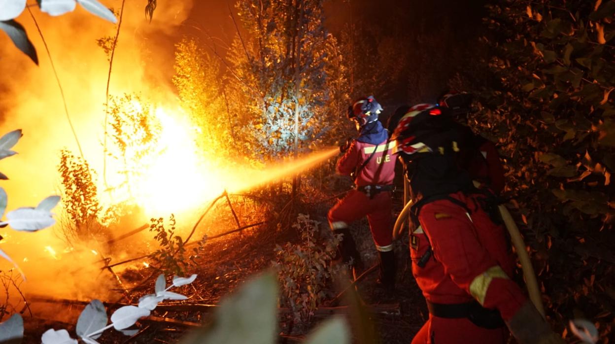 Bomberos trabajando sobre el terreno