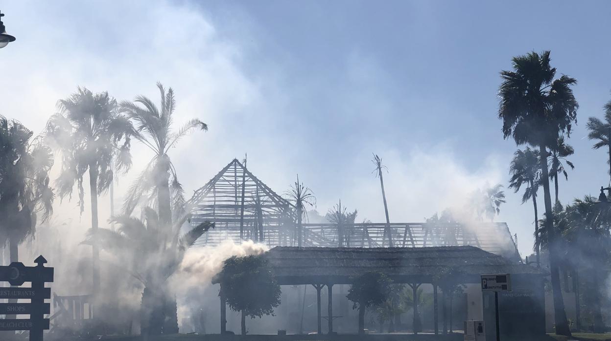 El incendio destruyó por completo el centro comercial Laguna Village
