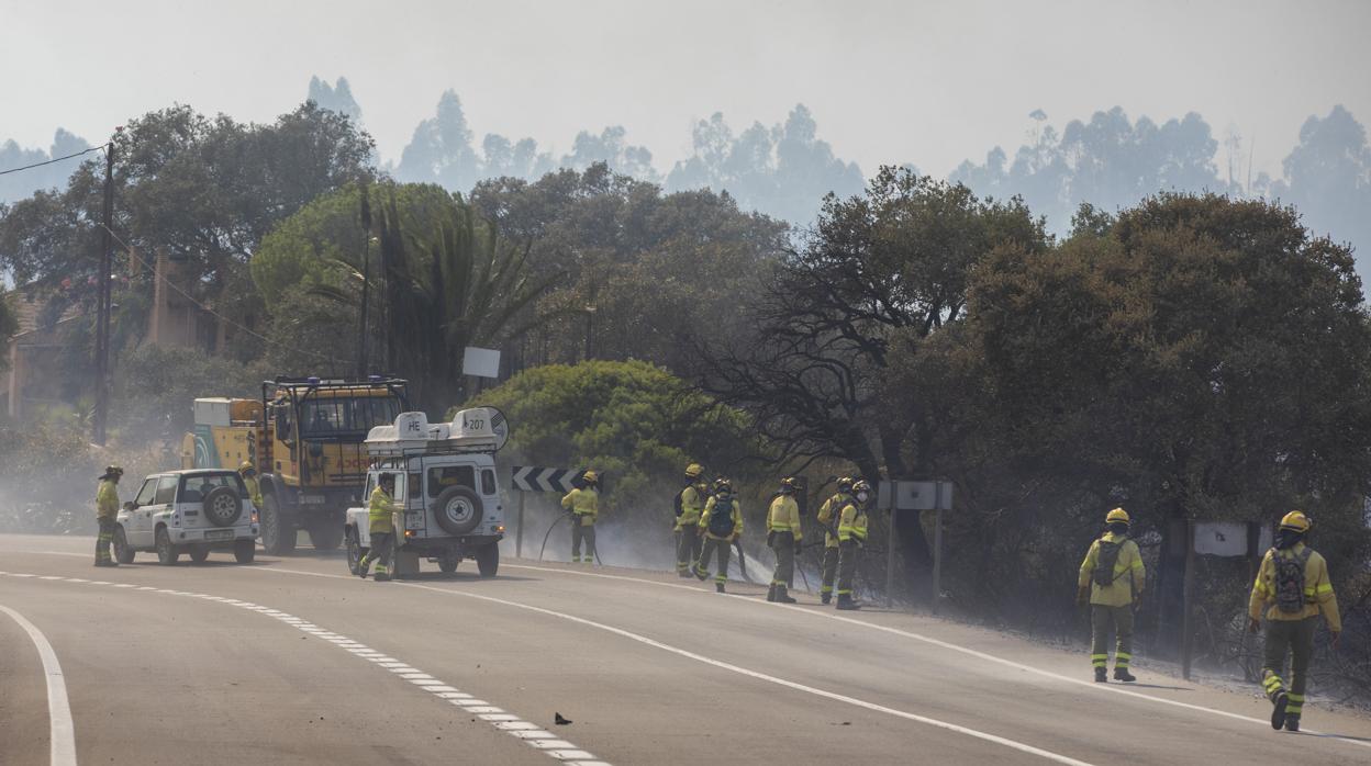 Bomberos desplegados para impedir que el fuego llegue a una carretera