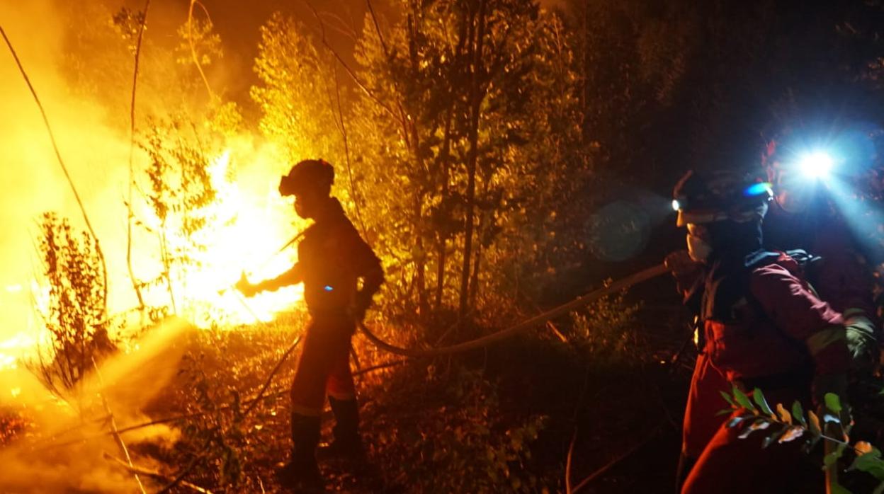 Bomberos luchando contra las llamas del incendio de Huelva