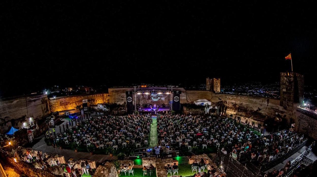 Vista general del interior del Castillo Sohail en un concierto