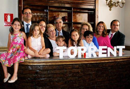 Foto de familia en 2015 con Francisco Torrent en el centro de la imagen