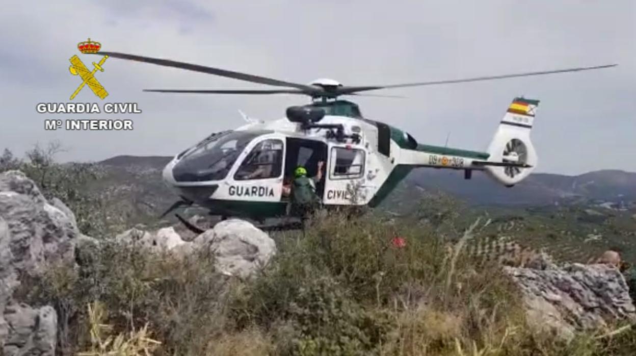 Imagen del rescate del senderista, ofrecida por la Guardia Civl, en la Sierra de la Gallinera de Carcabuey