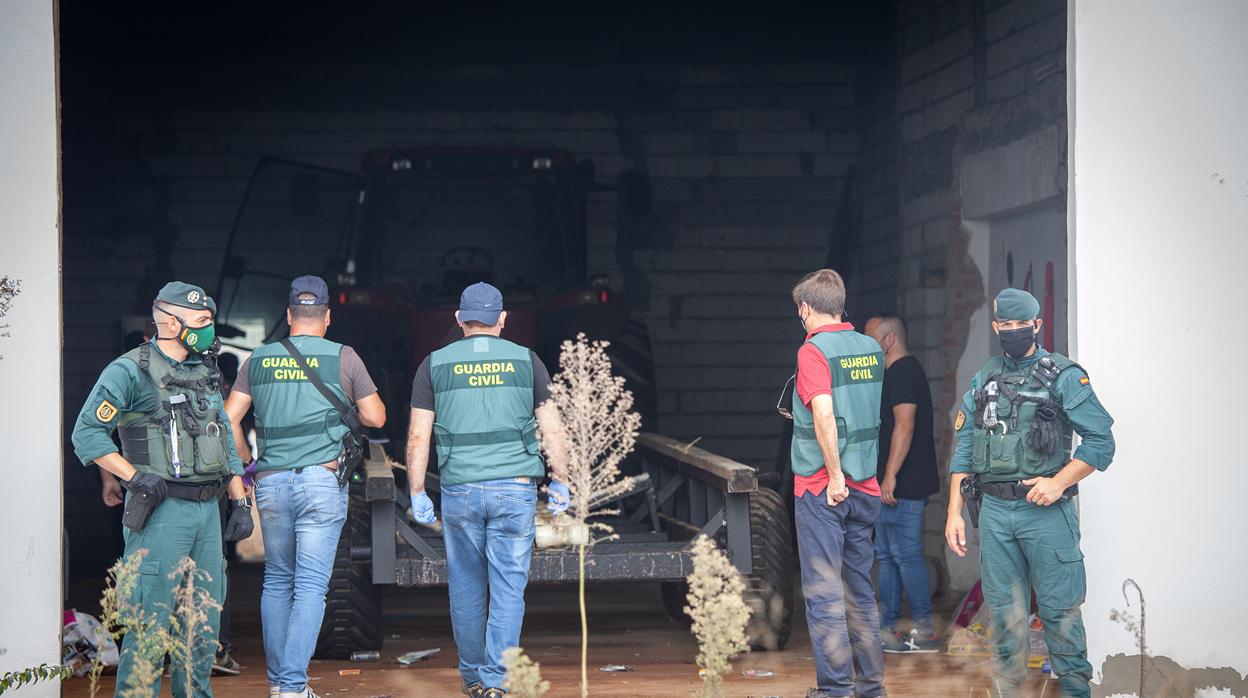 Agentes de la Guardia Civil, en uno de los narcoembarcaderos intervenidos