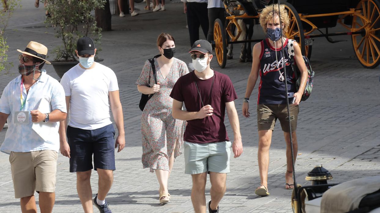 Personas con mascarilla en el centro de Sevilla