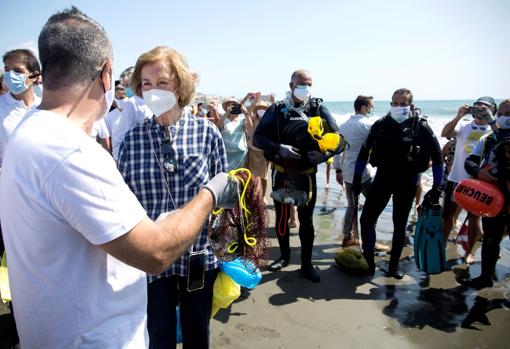 La Reina ha conocido el trabajo de los buzos de la Red de Vigilantes Marinos