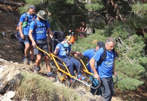 Álvaro guiado por su padre en plena ascensión a La Maroma