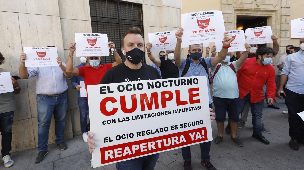 Algunos de los hosteleros concentrados este mediodía ante la sede de la Junta de Andalucía en Córdoba