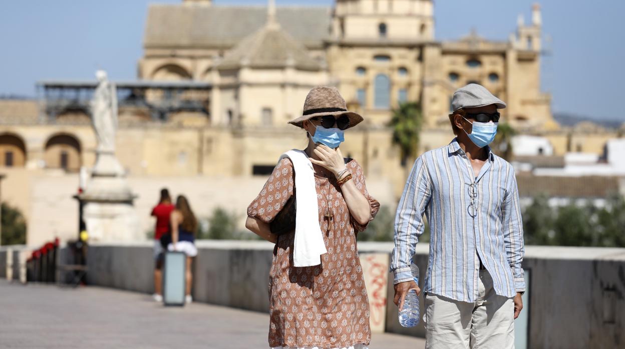 Una pareja de turistas pasean por la ciudad de Córdoba