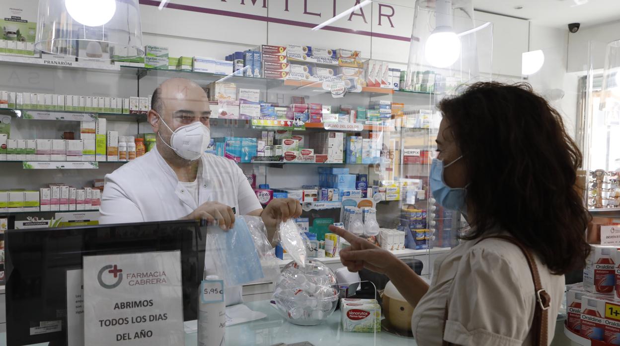 Reparto de mascarillas en una farmacia de Córdoba