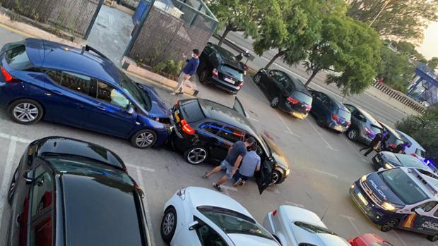 Cinco policías heridos al detener a dos británicos a la fuga tras un tiroteo en Estepona