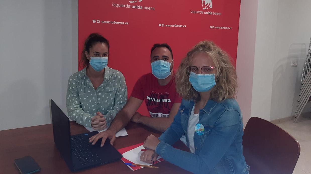 Dirigentes de IU de Baena tras la asamblea para abordar la moción de censura