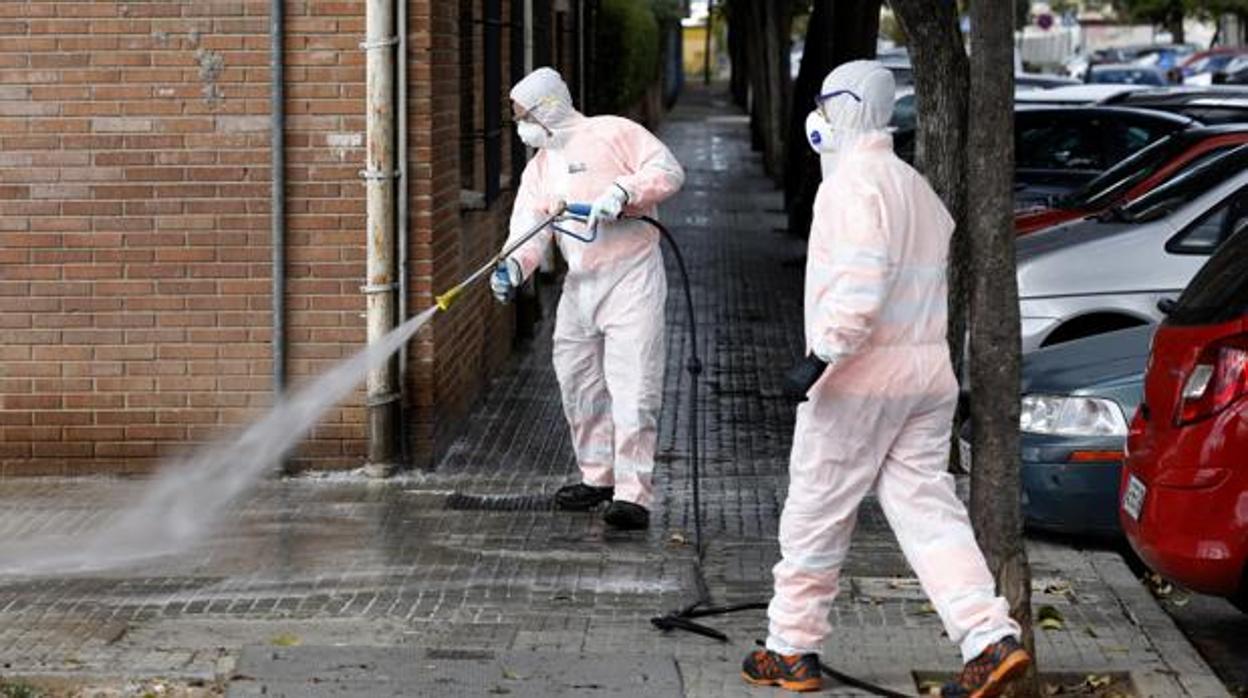 Dos técnicos limpian las calles de Córdoba