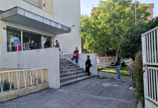 Una cola en el centro de salud de la Fuensanta