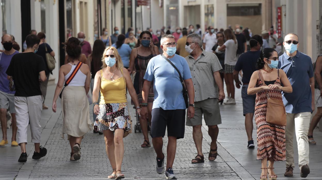 Viandantes con mascarilla en el centro de Sevilla