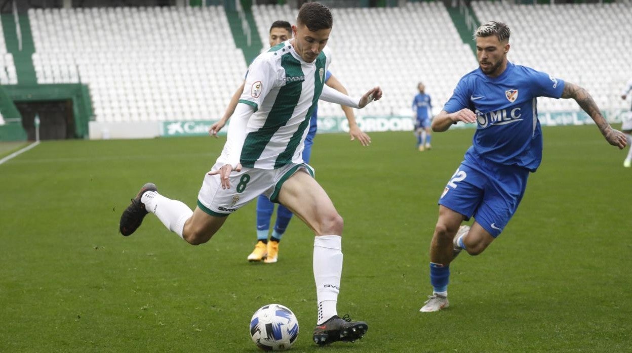 Ródenas, uno de los fichajes de invierno, centra este domingo ante el Linares