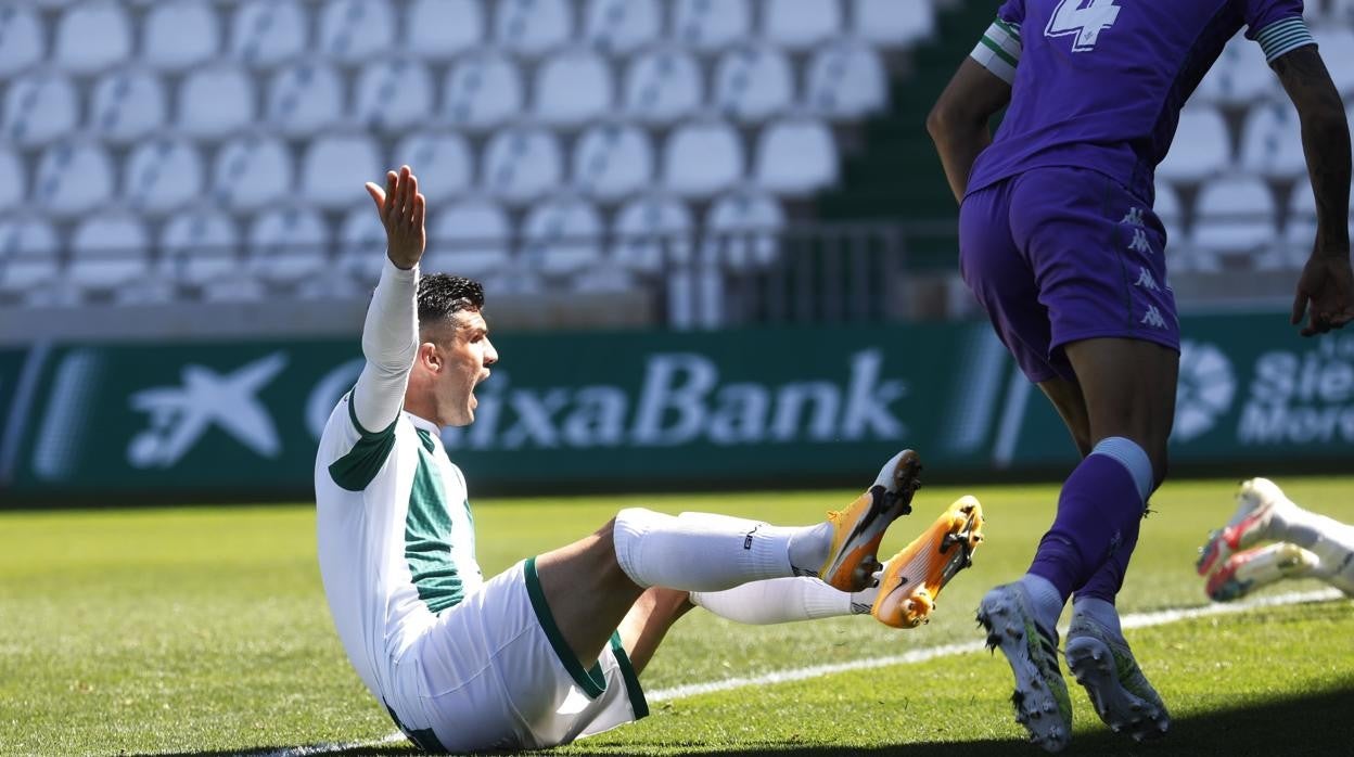 Willy protesta en una acción del Córdoba, este domingo, en la última jornada